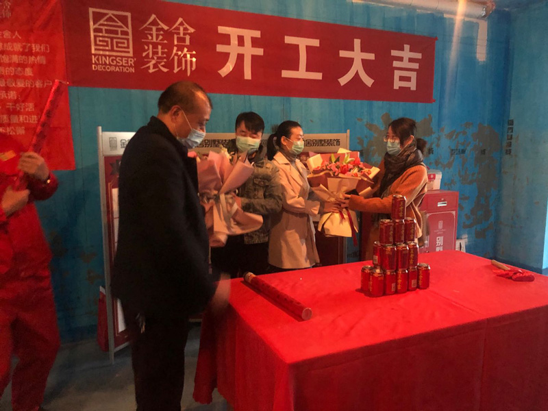 融創(chuàng)中心155平米裝修施工現(xiàn)場開工大吉